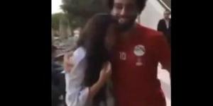 بالفيديو .. محمد صلاح يحتضن معجبة بعد ان بكت لرؤيته - شبكة أطلس سبورت