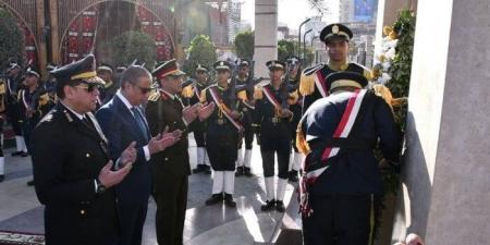 محافظ الفيوم يضع إكليلاً من الزهور على النصب التذكاري للشهداء بميدان قارون - شبكة أطلس سبورت