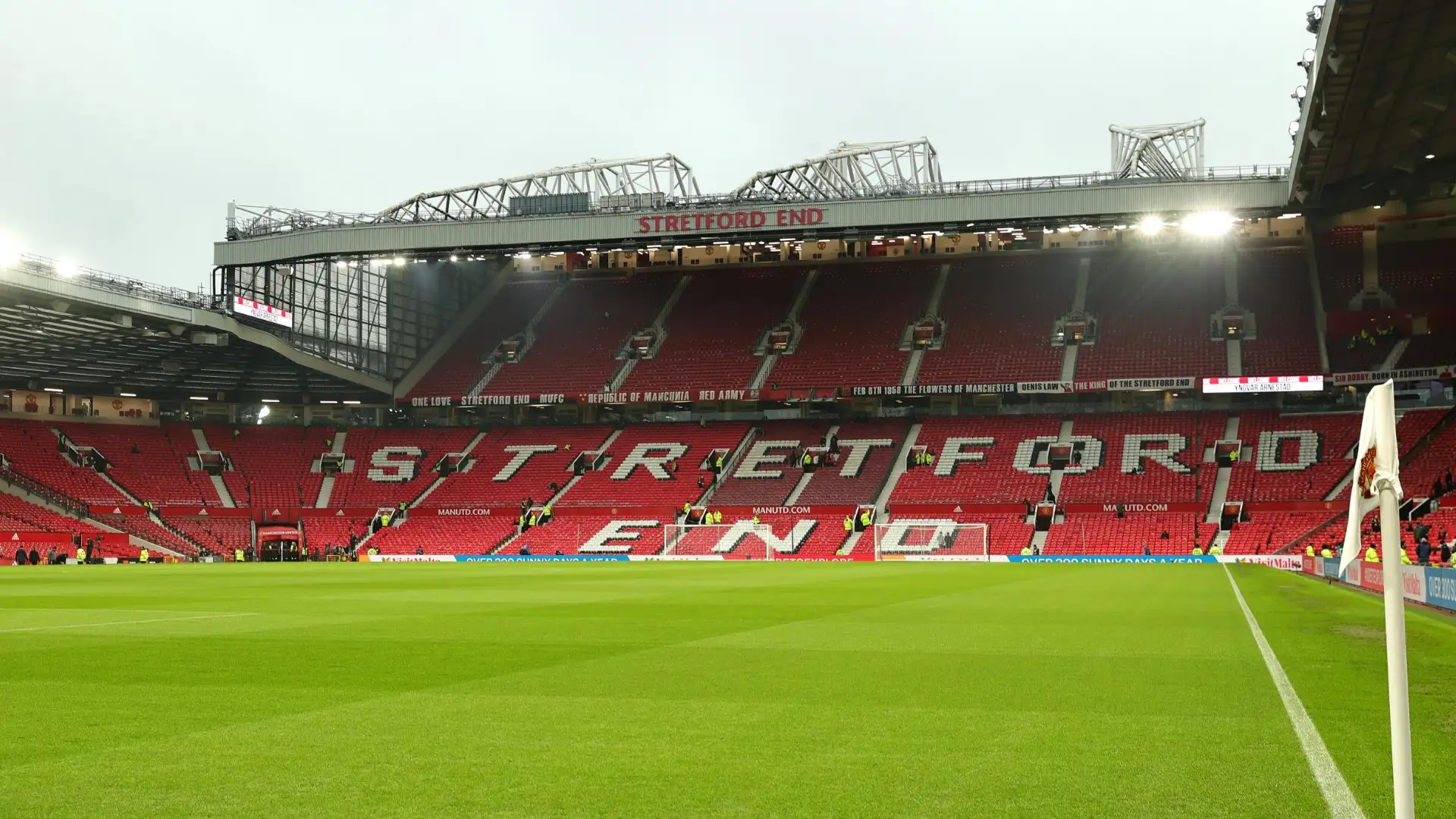 Old Trafford زلزال في ملعب أولد ترافورد بعد استقالة آشورث من منصبه بعد 5 أشهر فقط